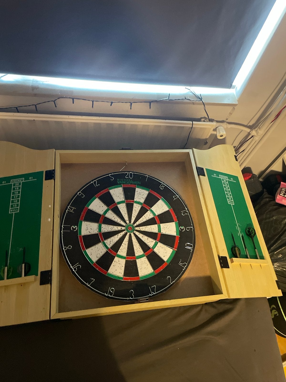 Dartbord met kast en 3 pijlen - Dubbelzijdig plezier!, Ophalen of Verzenden, Gebruikt, Dartbord met pijlen