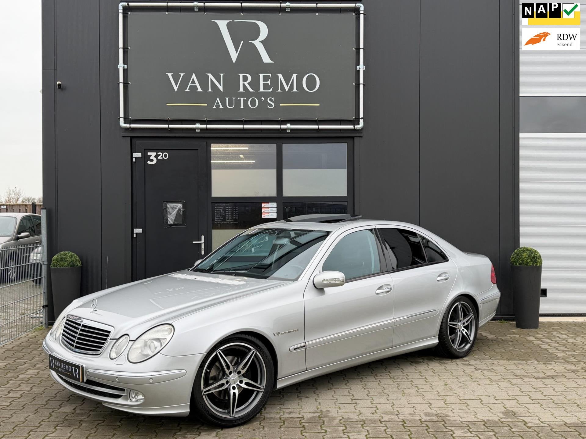 Mercedes-Benz E-klasse E240 Avantgarde|Camera|Schuifdak|Stoe, Auto's, Automaat, Achterwielaandrijving, Gebruikt, Zwart