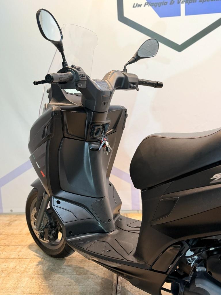 Aprillia SXR 50 E5 Sport 2022 45km brom scooter zwart, Fietsen en Brommers, Scooters | Aprilia, SR 50, Ophalen of Verzenden, Zo goed als nieuw