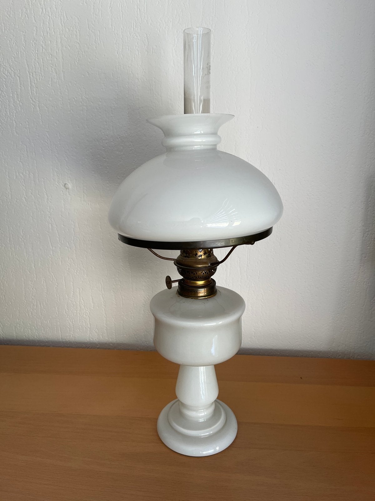 Antieke olielamp - wit opaalglas, Antiek en Kunst, Antiek | Lampen, Ophalen