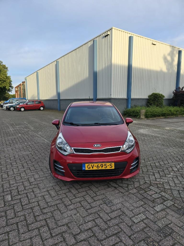 Kia Rio 1.2 I 5DRS 2015 Rood met nieuwe APK, Auto's, 1027 kg, 40 €/maand, Euro 6, 4 cilinders