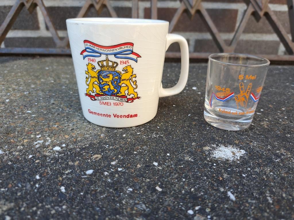 25 jaar bevrijding mok Veendam  + glas, Ophalen of Verzenden