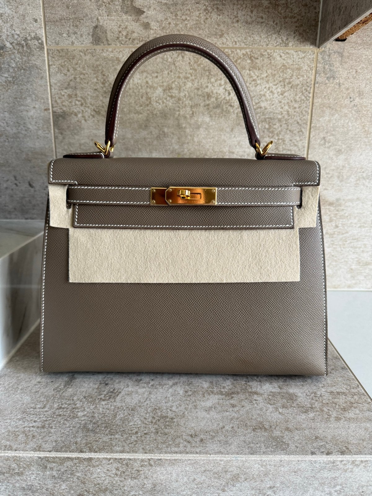 Hermès Kelly 28 Sellier – Epsom Leather – Gold Hardware, Ophalen, Nieuw, Bruin, Handtas