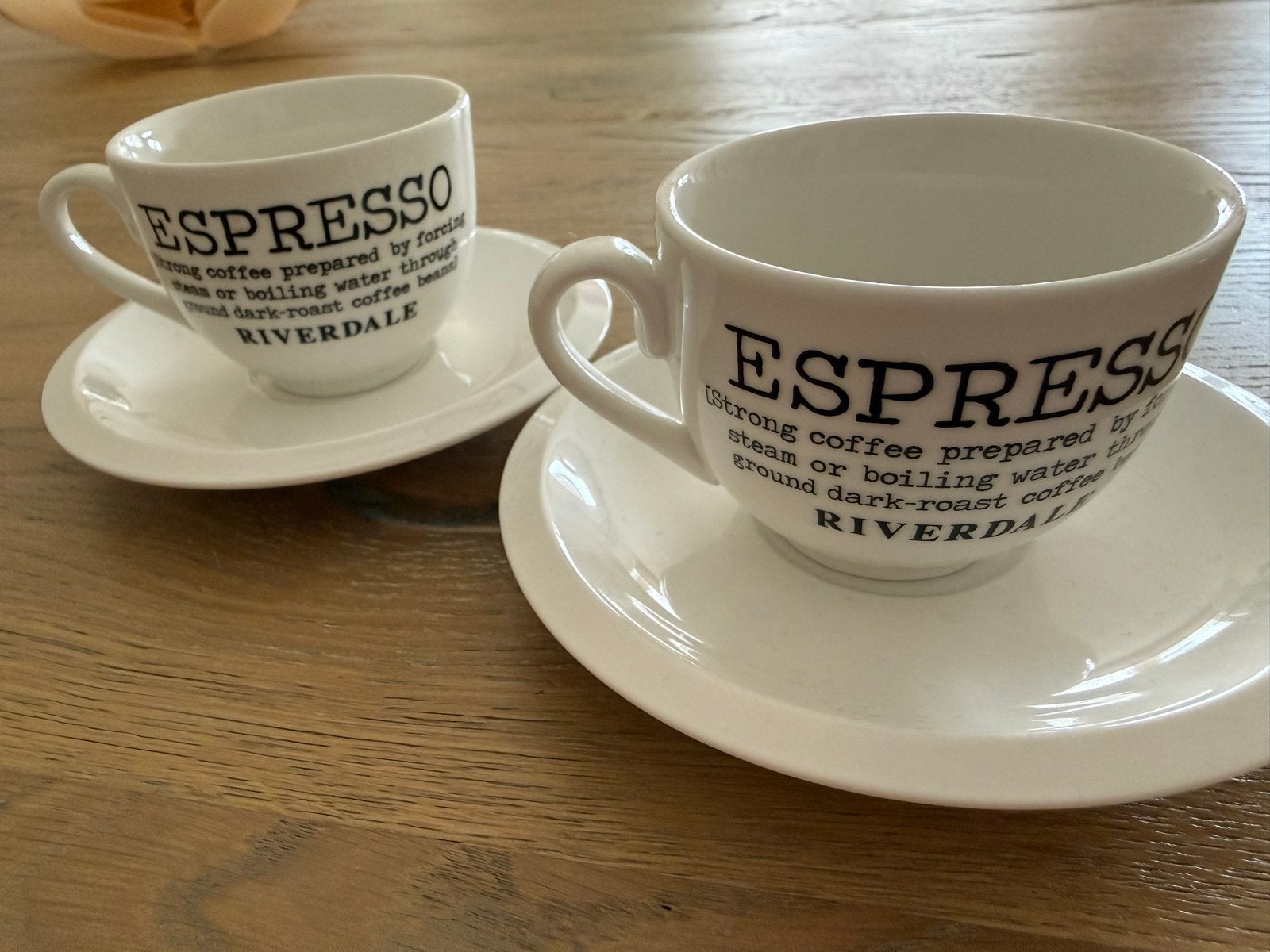 Riverdale Espresso Kopjes met Schotels - Set van 2, Overige merken, Keramiek, Ophalen of Verzenden, Zo goed als nieuw