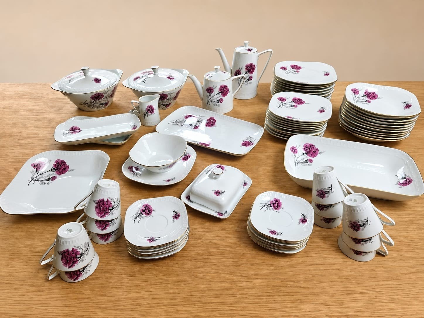 Vintage en uitgebreide Wawel servies set met Anjerdecor, Ophalen