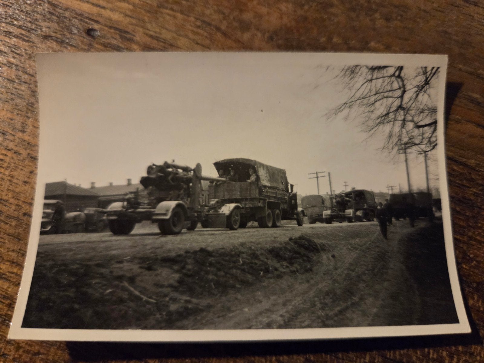 Zeldzame WOII foto: Militaire voertuigen in konvooi, Gebruikt, Foto, Ophalen of Verzenden, 1940 tot 1960