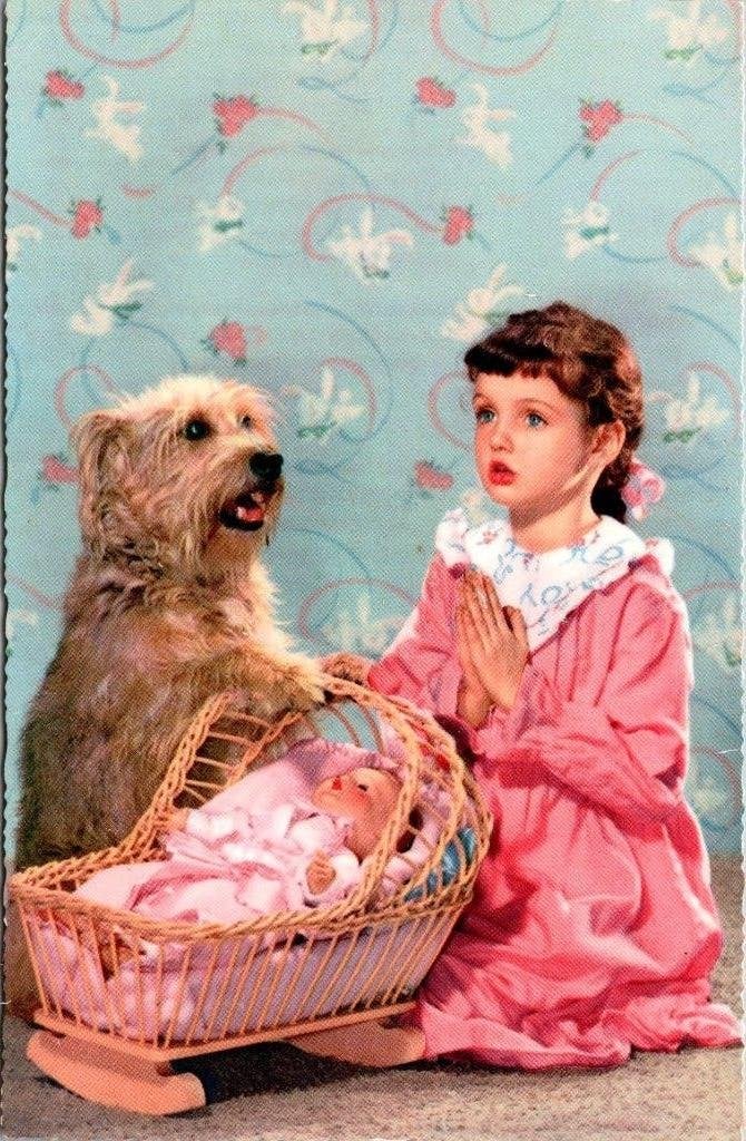 Vintage Ansichtkaart: Biddend Meisje met Hond en Wieg, Verzenden, 1960 tot 1980, Gelopen, Kinderen