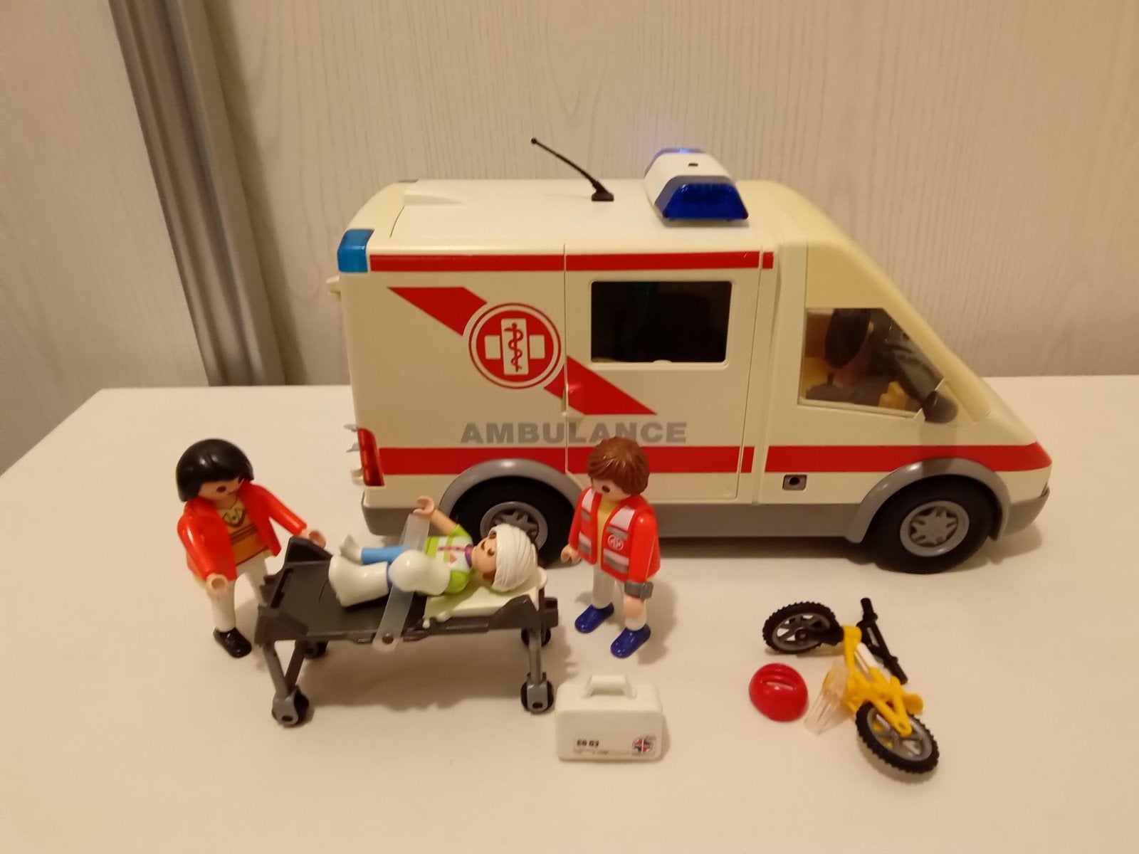 4221 Playmobil ambulance met zwaailichten compleet, Ophalen of Verzenden, Gebruikt, Complete set