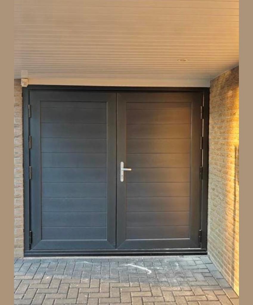 Zo goed als nieuwe dubbele garagedeur, antraciet kunststof, Doe-het-zelf en Verbouw, Deuren en Horren, Ophalen, Kunststof, Garagedeur