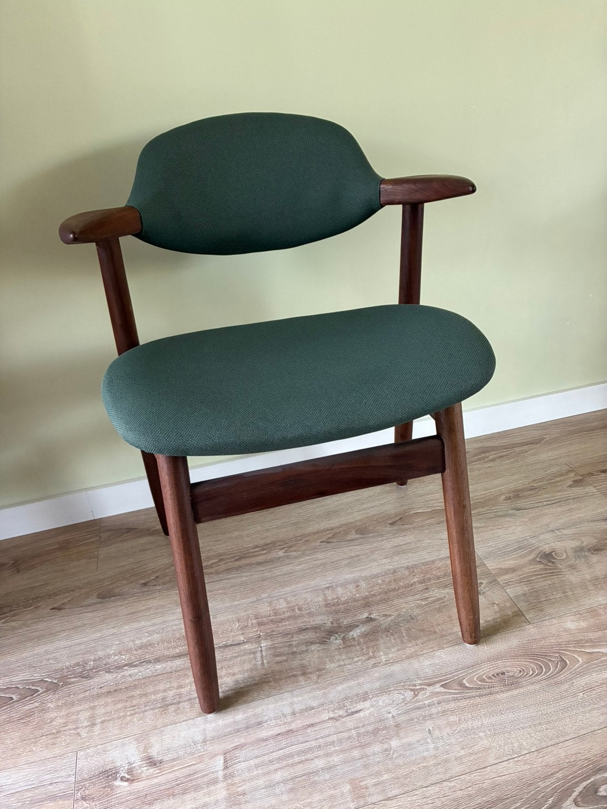 Eetkamerstoel koehoorn walnoot met groene bekleding, Huis en Inrichting, Stoelen, Overige kleuren, Zo goed als nieuw, Vier, Hout
