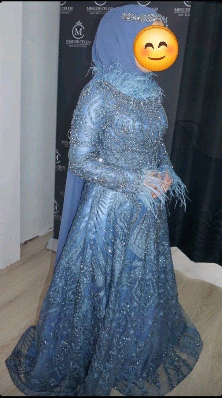 Prachtige blauwe galajurk met pailletten en veren, Ophalen of Verzenden, Zo goed als nieuw, Maat 38/40 (M), Galajurk