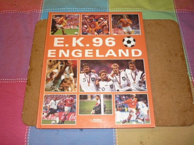 E.K. '96 Engeland mooi boek in zeer goede staat, Ophalen of Verzenden, Zo goed als nieuw, Buitenlandse clubs, Boek of Tijdschrift