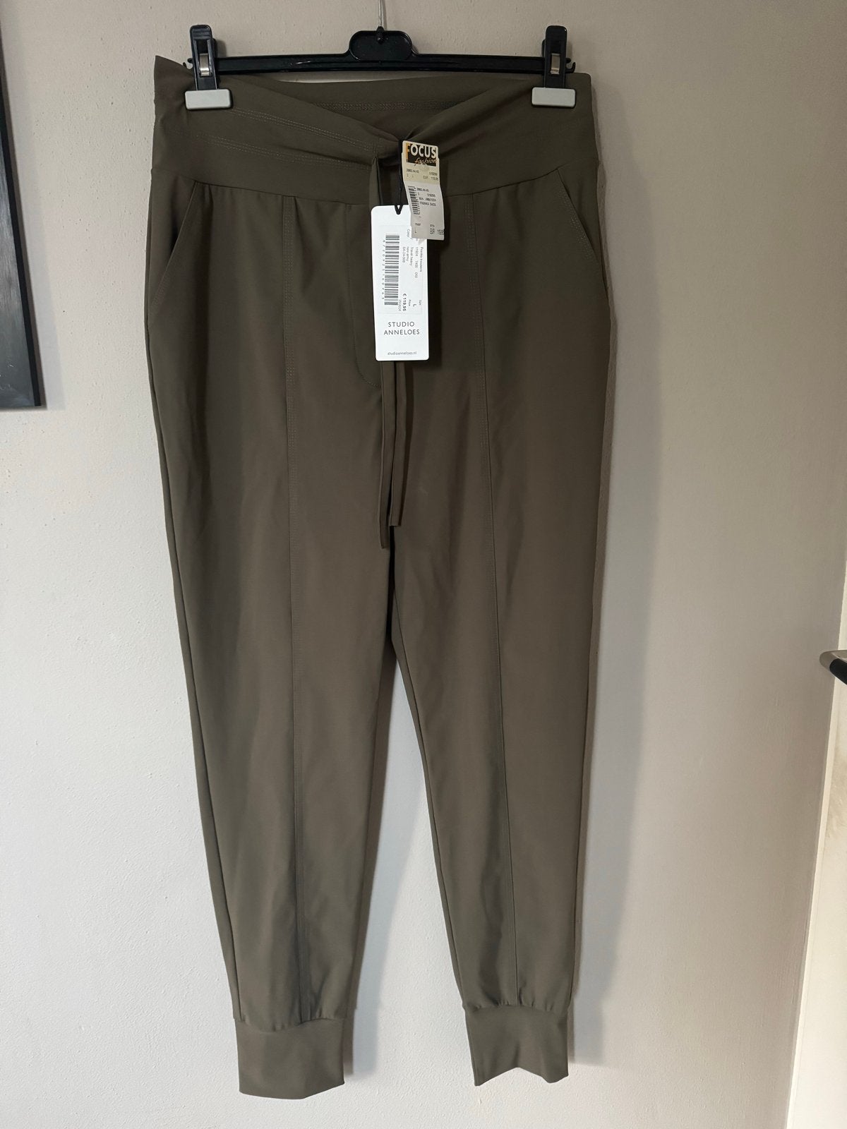 Studio Anneloes Franka Broek Maat L New Army Nieuw, Kleding | Dames, Broeken en Pantalons, Maat 42/44 (L), Nieuw, Ophalen of Verzenden