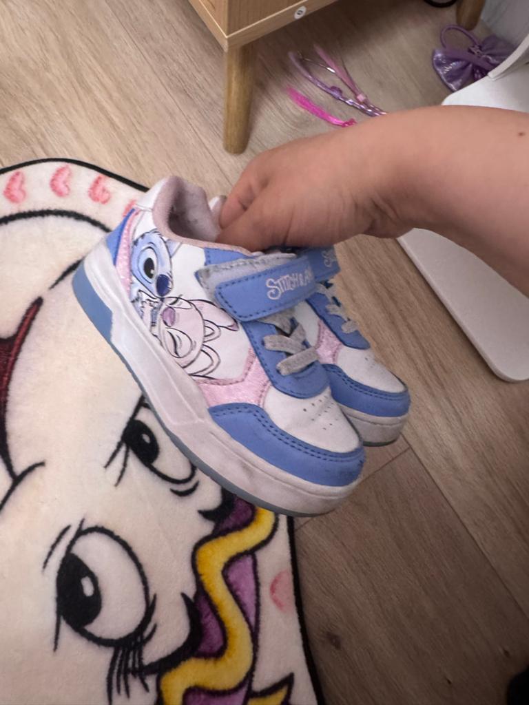 Leuke Stitch & Angel schoenen voor kinderen, Kinderen en Baby's, Kinderkleding | Schoenen en Sokken, Ophalen, Gebruikt, Jongen of Meisje