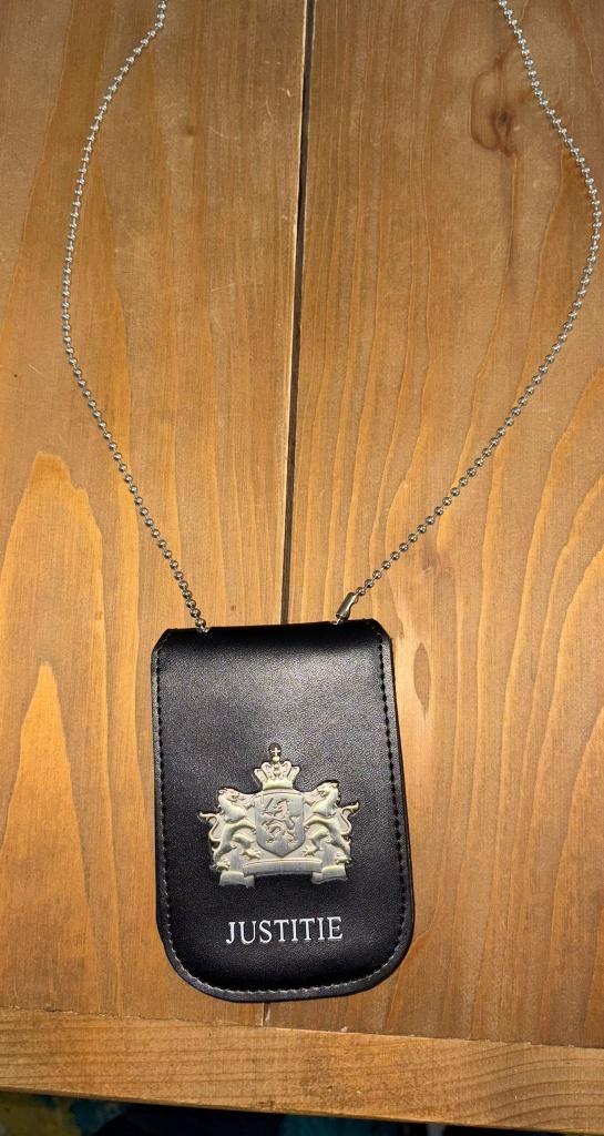 Originele Justitie badgehouder met ketting, Ophalen of Verzenden, Zo goed als nieuw, Zwart, Overige materialen