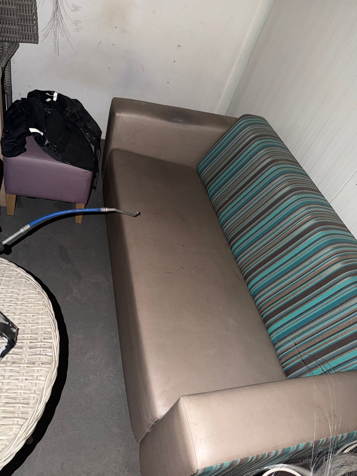 Comfortabele bank met gestreepte kussens, Huis en Inrichting, Ophalen, Gebruikt, Driepersoons, 75 tot 100 cm