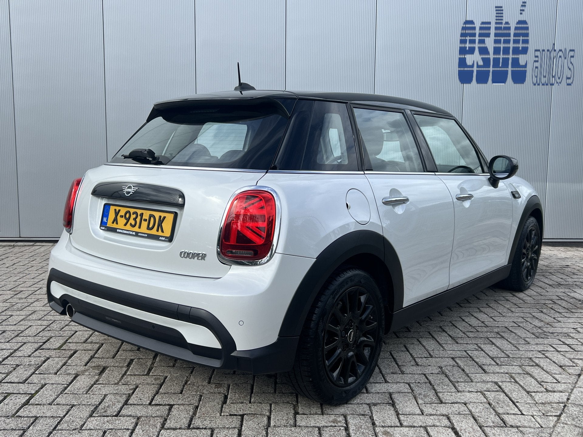 MINI 5-deurs 1.5 Cooper 136 pk Automaat Camden Edition Navig, Auto's, Dealer onderhouden, Gebruikt, Met garantie (alle), Wit