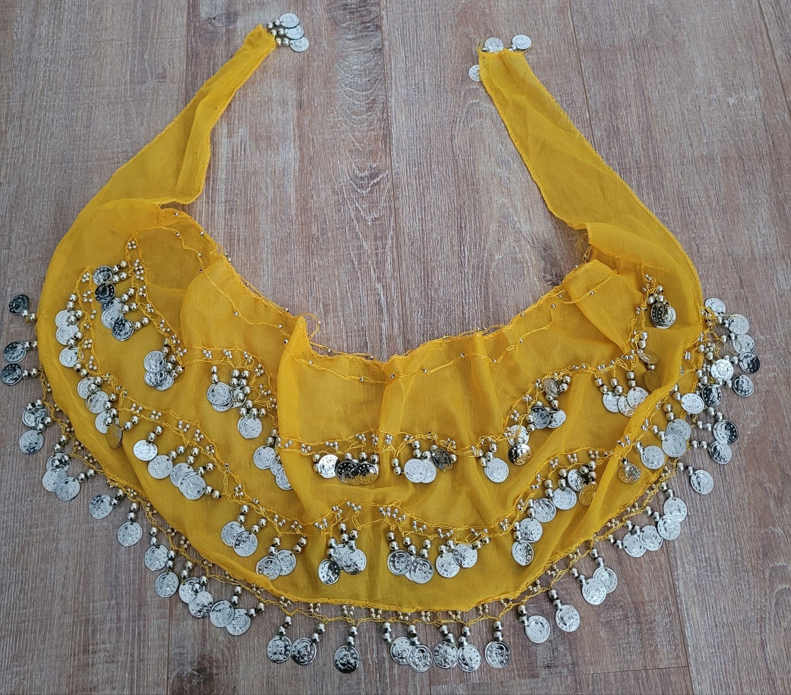 Nieuw!Prachtige buikdans sjaal geel met muntjes zilver kleur, Ophalen of Verzenden, Nieuw