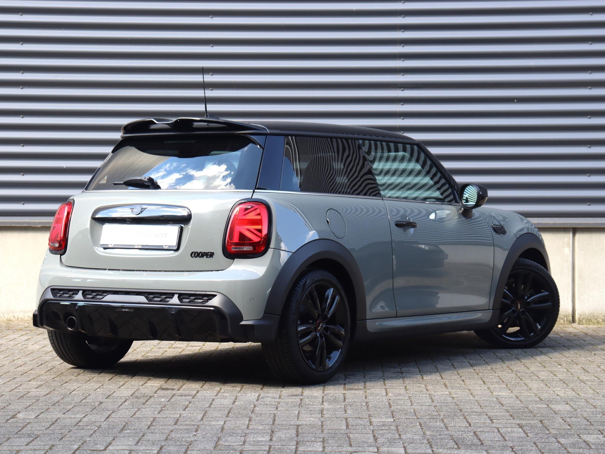 MINI 3-deurs Cooper | John Cooper Works + Camera + Comfort A, Auto's, Voorwielaandrijving, Gebruikt, Met garantie (alle), 4 stoelen