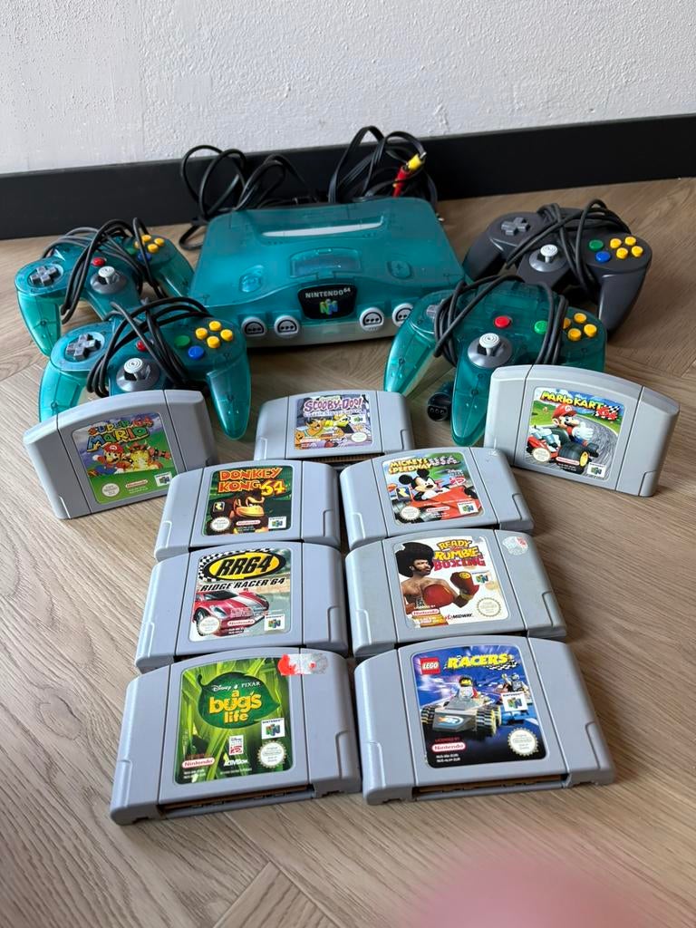 Nintendo 64 clear blue, Spelcomputers en Games, Spelcomputers | Nintendo 64, Ophalen, Zo goed als nieuw, Met 3 controllers of meer