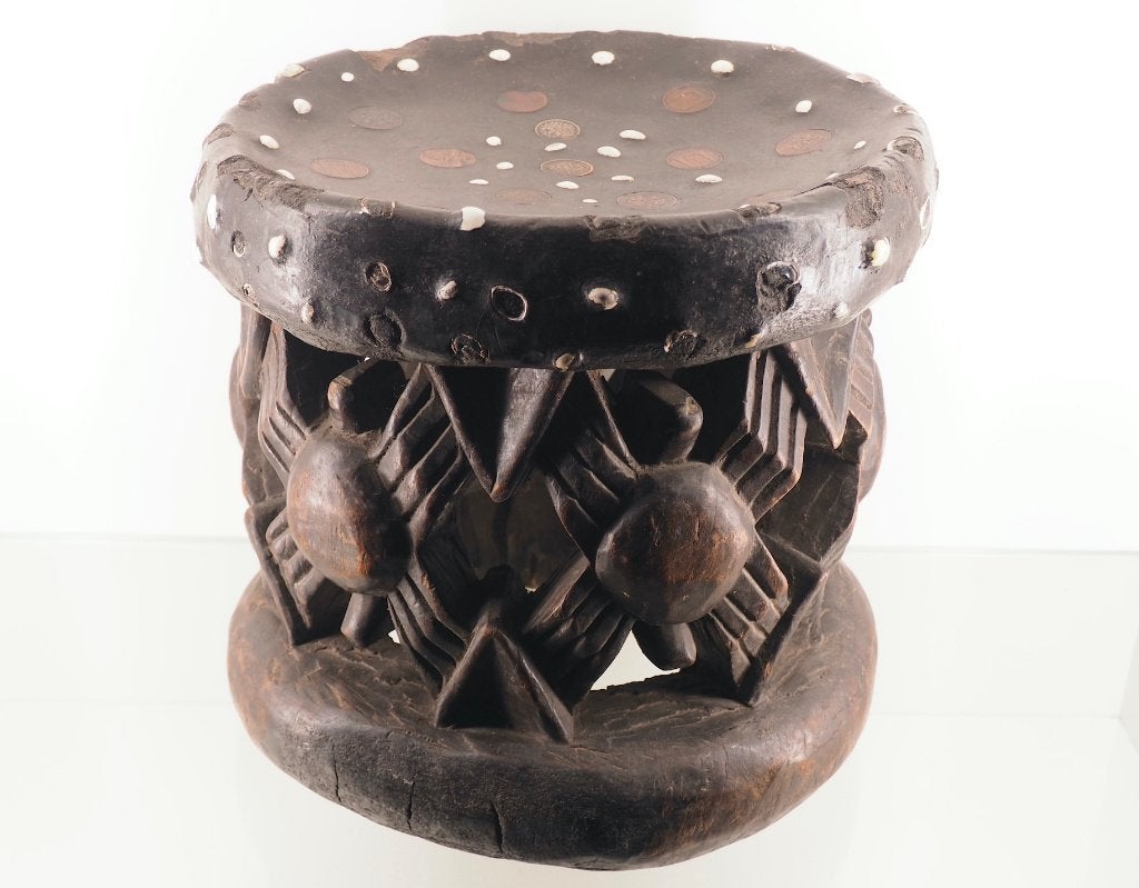 Zeldzame ceremoniële Bamileke munt kruk Kameroen (260110-39), Antiek en Kunst, Afrika, Overige typen, Handgemaakt, Ophalen of Verzenden