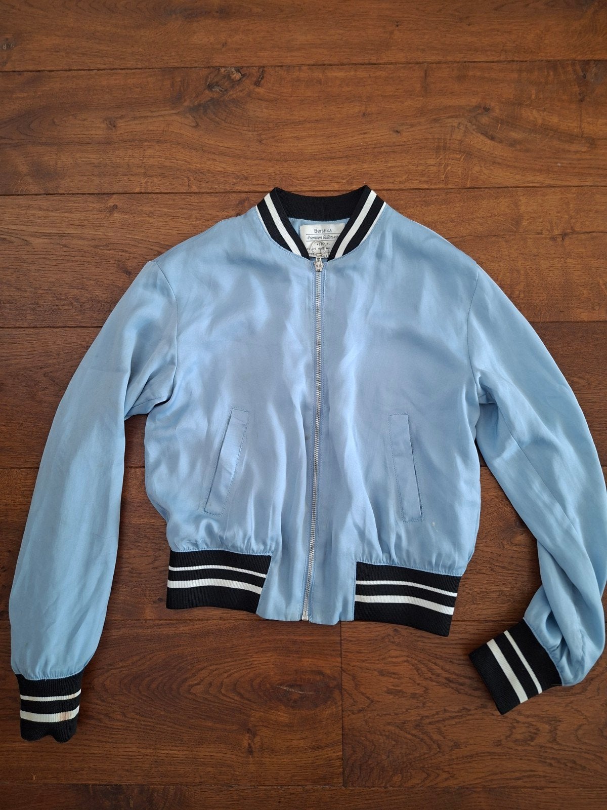 Bershka Bomberjack - Lichtblauw met streepdetails, Kleding | Dames, Blauw, Zo goed als nieuw, Maat 36 (S), Bershka