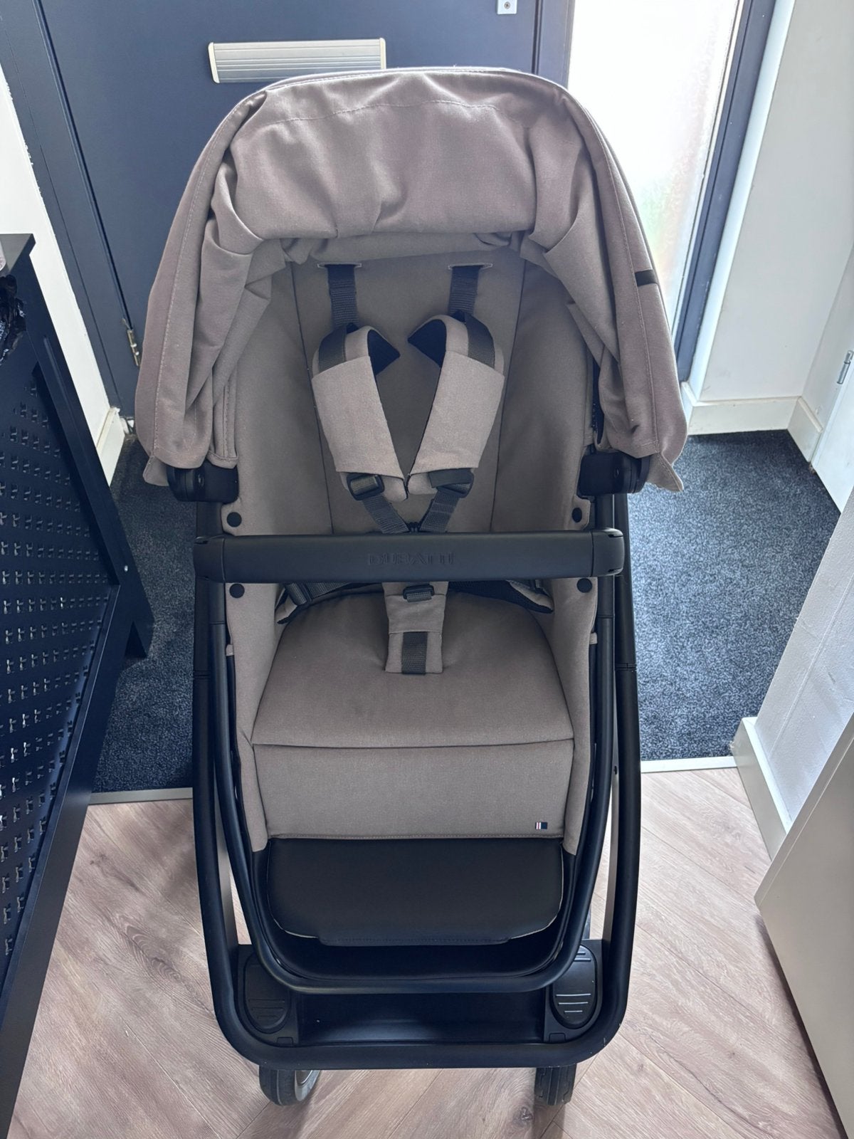 Dubatti Two Taupe | Reiswieg + voetenzak + adapters, Zo goed als nieuw, Verstelbare duwstang, Ophalen, Kinderwagen
