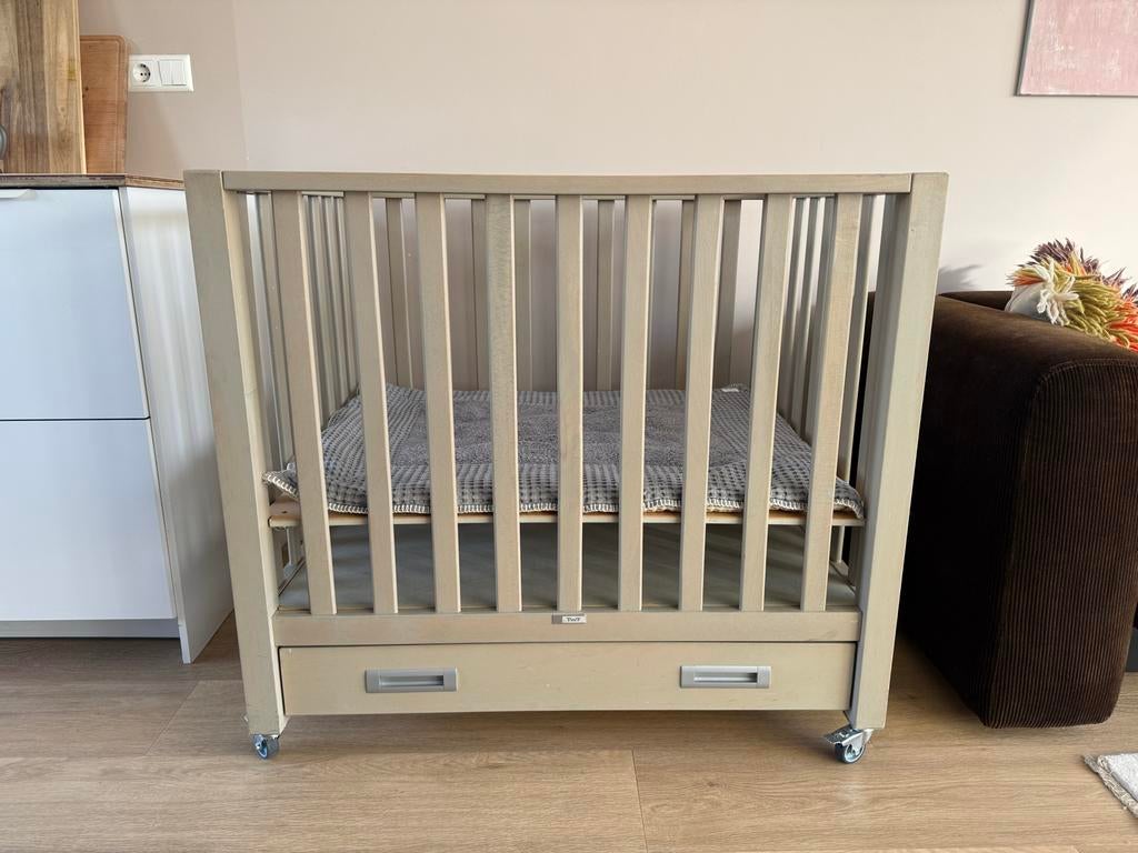 TWF Houten box met lade en wieltjes, grijs beige, Kinderen en Baby's, Ophalen, Gebruikt, Vierkant, Boxkleed