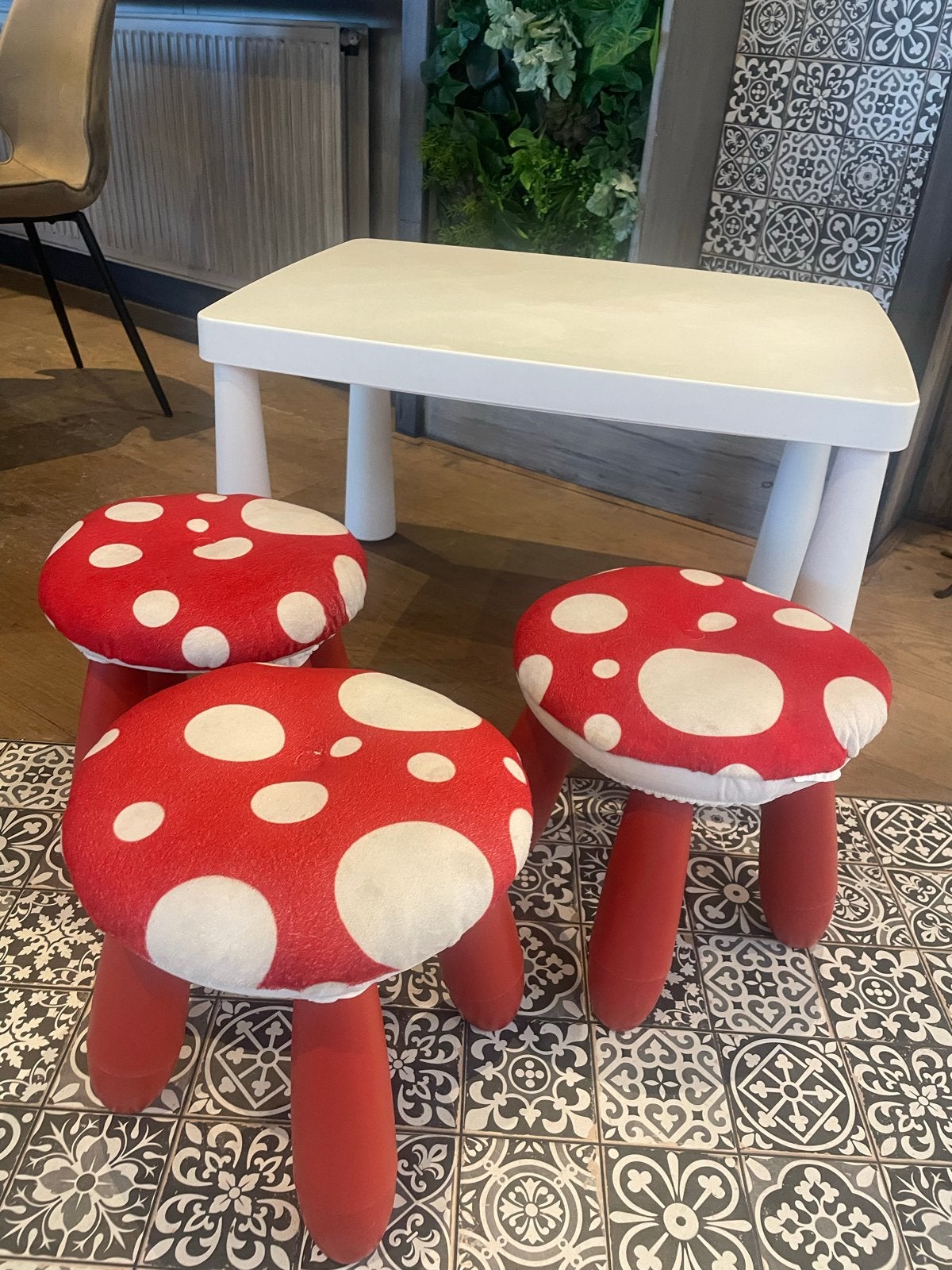 Ikea kinder speelset: tafel en 3 paddestoel krukjes, Kinderen en Baby's, Kinderkamer | Tafels en Stoelen, Ophalen, Gebruikt, Tafel(s) en Stoel(en)