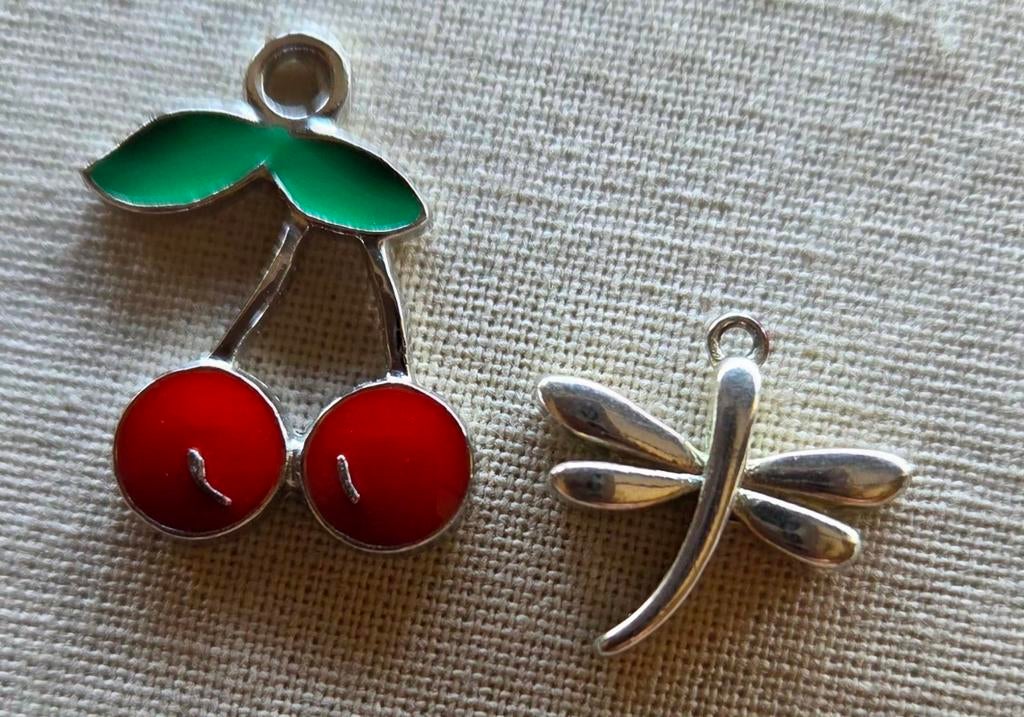 2x bedeltje, Ophalen of Verzenden, Zilver, Overige materialen