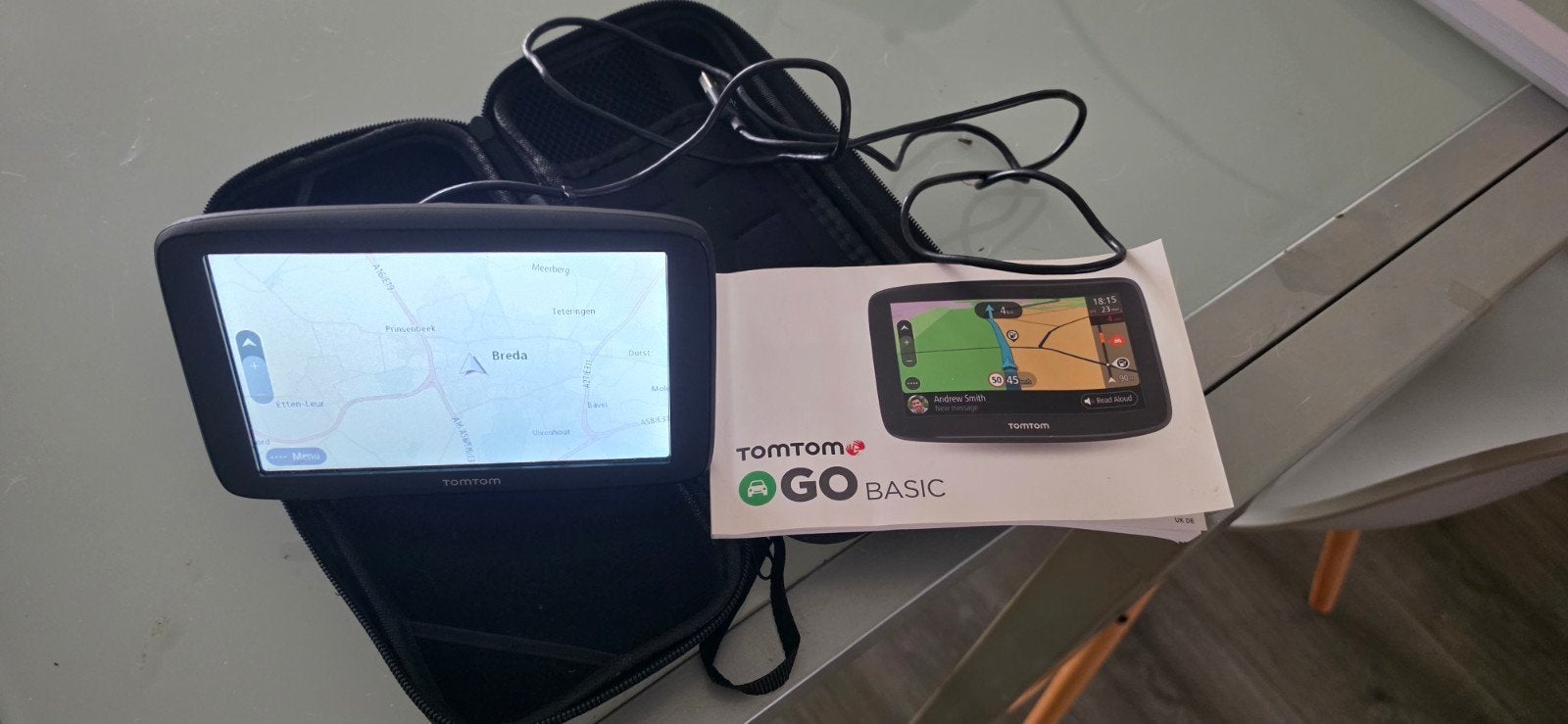 TomTom GO Basic Navigatiesysteem met hoes, Ophalen of Verzenden, Zo goed als nieuw