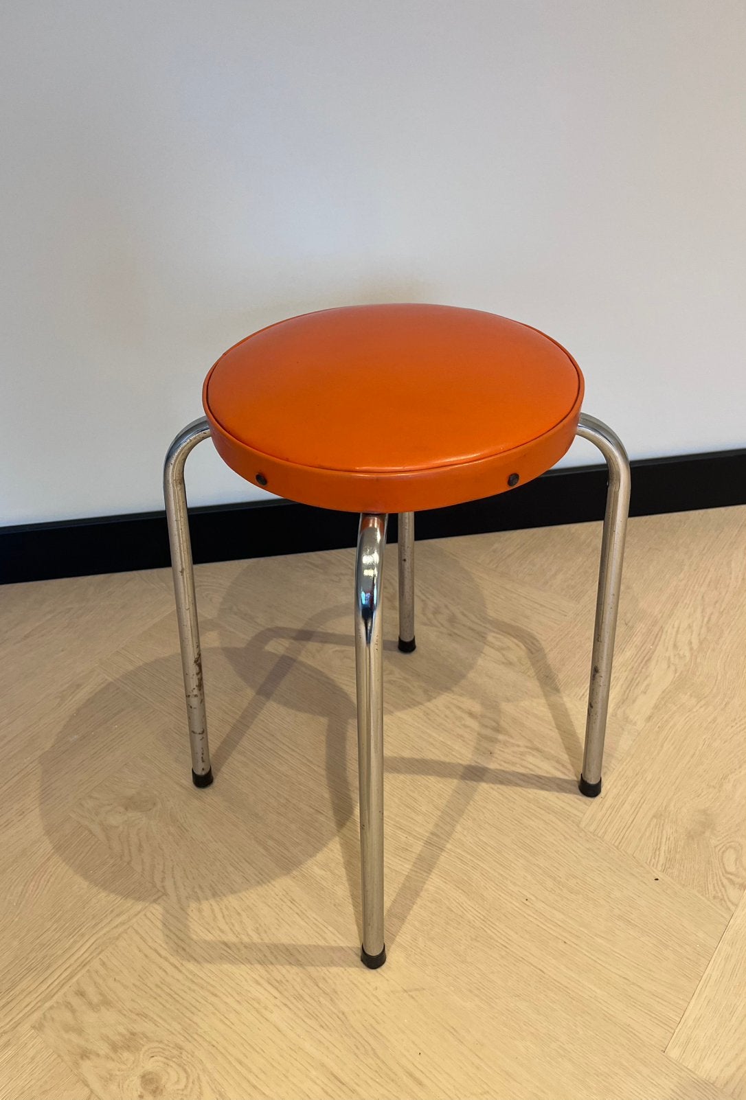 Vintage oranje krukje kunstleder en metaal, Huis en Inrichting, Ophalen, Overige materialen