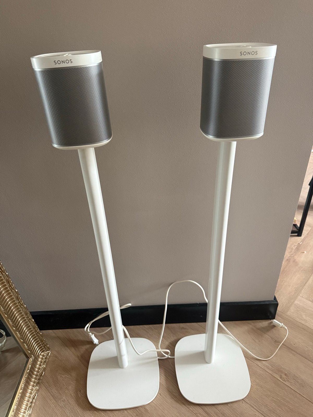 Sonos Playbase met 2 Sonos One speakers en standaarden, Ophalen, Gebruikt, Inclusief standaarden, Surroundset