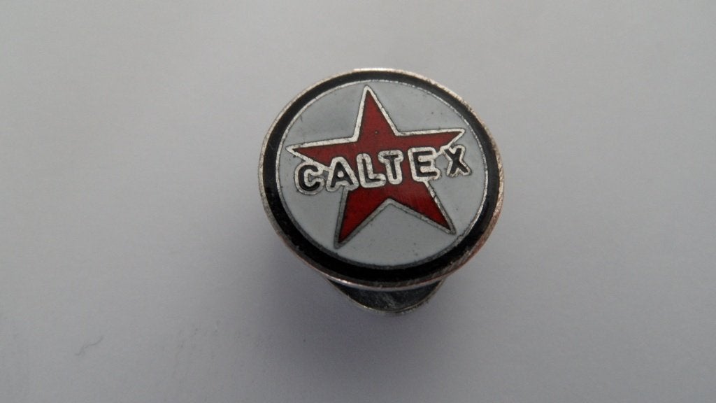 Caltex motorolie speld, oude geëmailleerde knoop, Verzenden, Gebruikt, Merk, Speldje of Pin