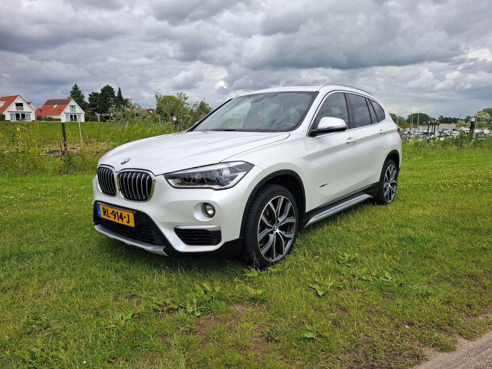 BMW X1 xDrive20i High Executive/HUD/Panorama/Carplay/Leder, Auto's, 1998 cc, Euro 6, 2000 kg, Wit