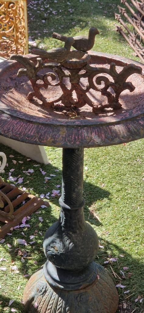 Antiek gietijzeren vogelbad met pilaarvormige voet(brocante), Tuin en Terras, Vogelhuisjes en Vogelbaden, Ophalen, Gebruikt