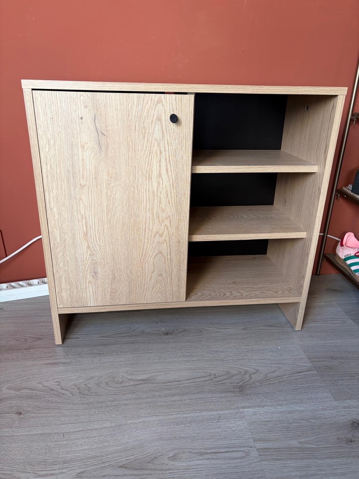 Houten (eikenfineer) kastje met open vakken en deurtje, Ophalen, Zo goed als nieuw