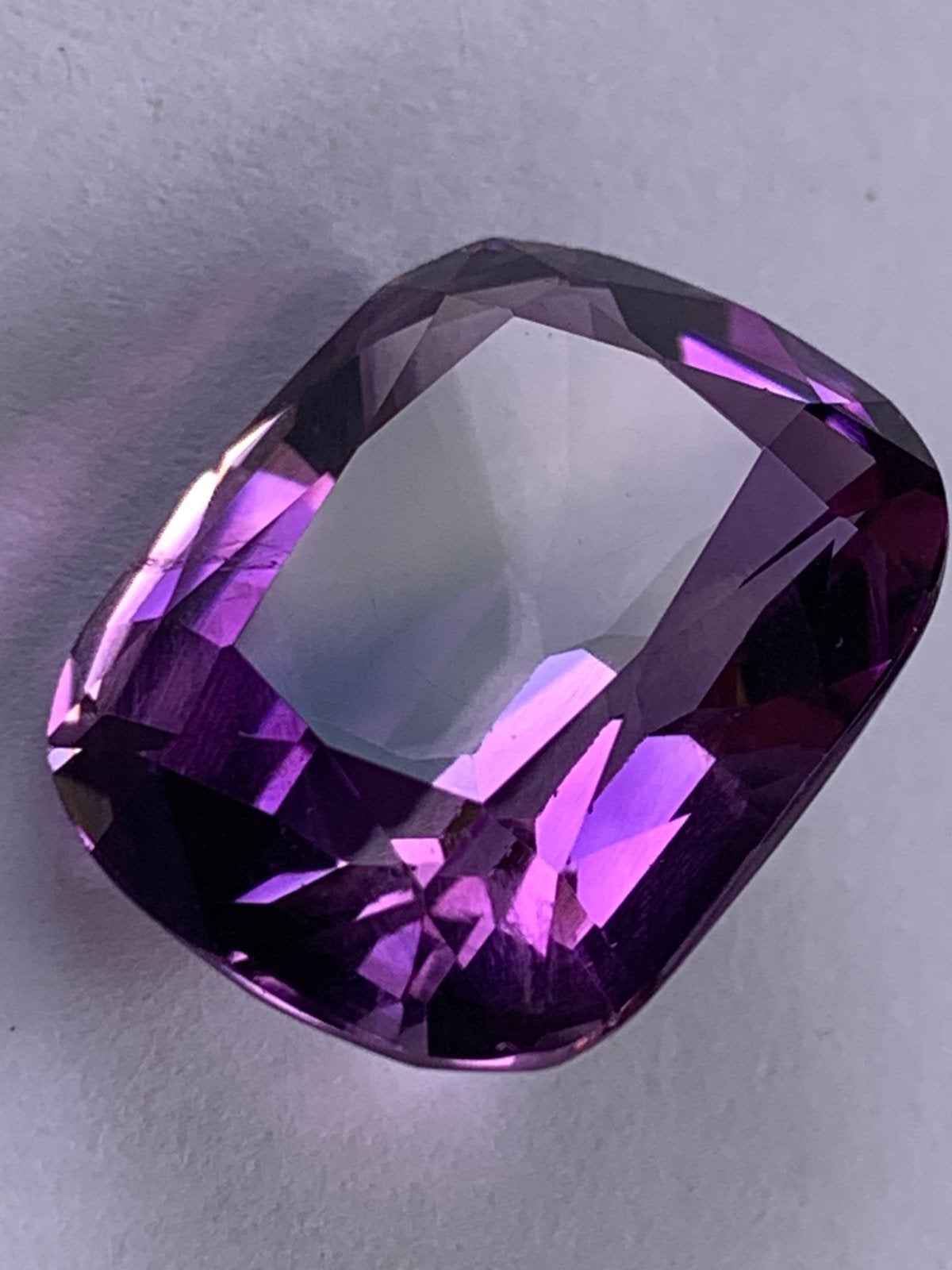 Prachtige dieppaarse vivid amethist 25,44 crt certificaat, Sieraden, Tassen en Uiterlijk, Edelstenen, Ophalen of Verzenden, Zo goed als nieuw