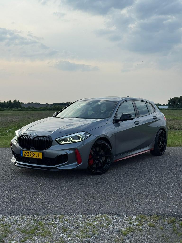 BMW 128ti 265pk 2023 PANO/ M-SPORT/ FABRIEKS GARANTIE, 1998 cc, Zwart, 4 cilinders, 75 €/maand
