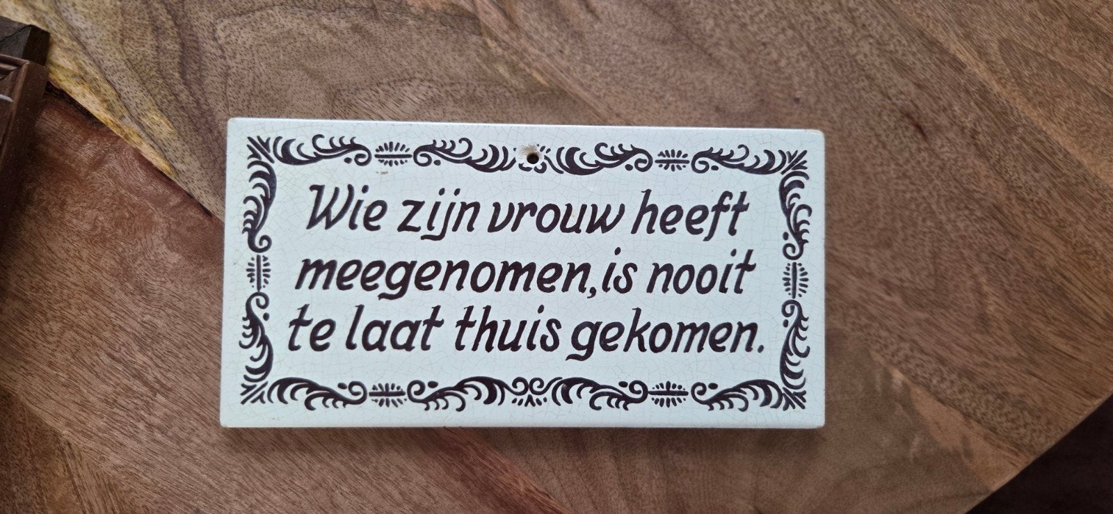 Decoratief bordje spreuk: 'Wie zijn vrouw heeft meegenome, Gebruikt, Ophalen of Verzenden, Klassiek, Wit