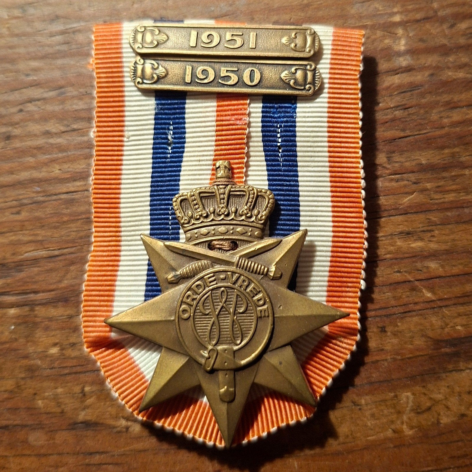 Orde en Vrede medaille gespen 1950 + 1951 / Indië, Ophalen of Verzenden, Landmacht, Nederland, Lintje, Medaille of Wings