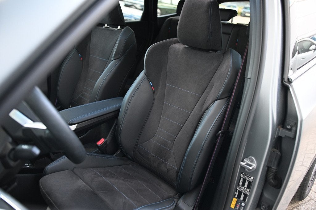 BMW X1 xDrive25e M Sport Automaat / Panoramadak / Sportstoel, Auto's, BMW, Gebruikt, Bedrijf, Hybride Elektrisch/Benzine, 3 cilinders