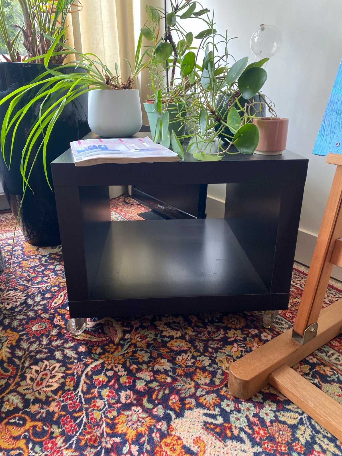 Zwart bijzettafeltje op wieltjes, 55x55x45 cm, Huis en Inrichting, Tafels | Bijzettafels, Overige materialen, Gebruikt, Vierkant