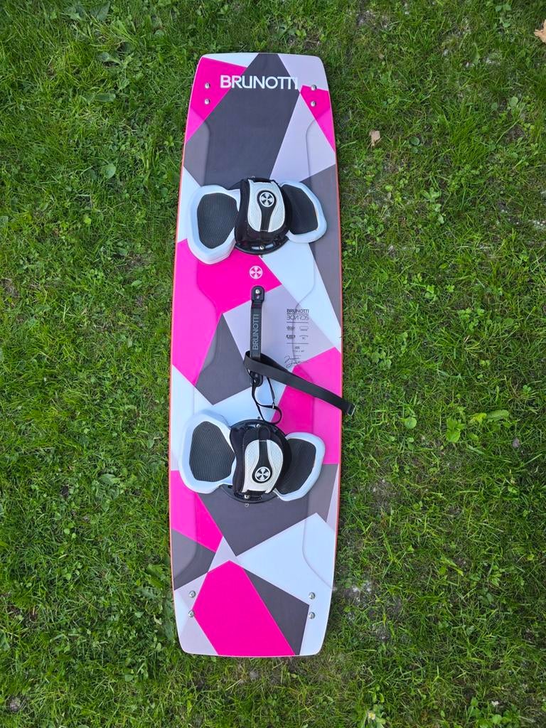 Brunotti Jade Kitesurfboard 136x40, Watersport en Boten, Kitesurfen, Twintip, Ophalen, Gebruikt, Kiteboard