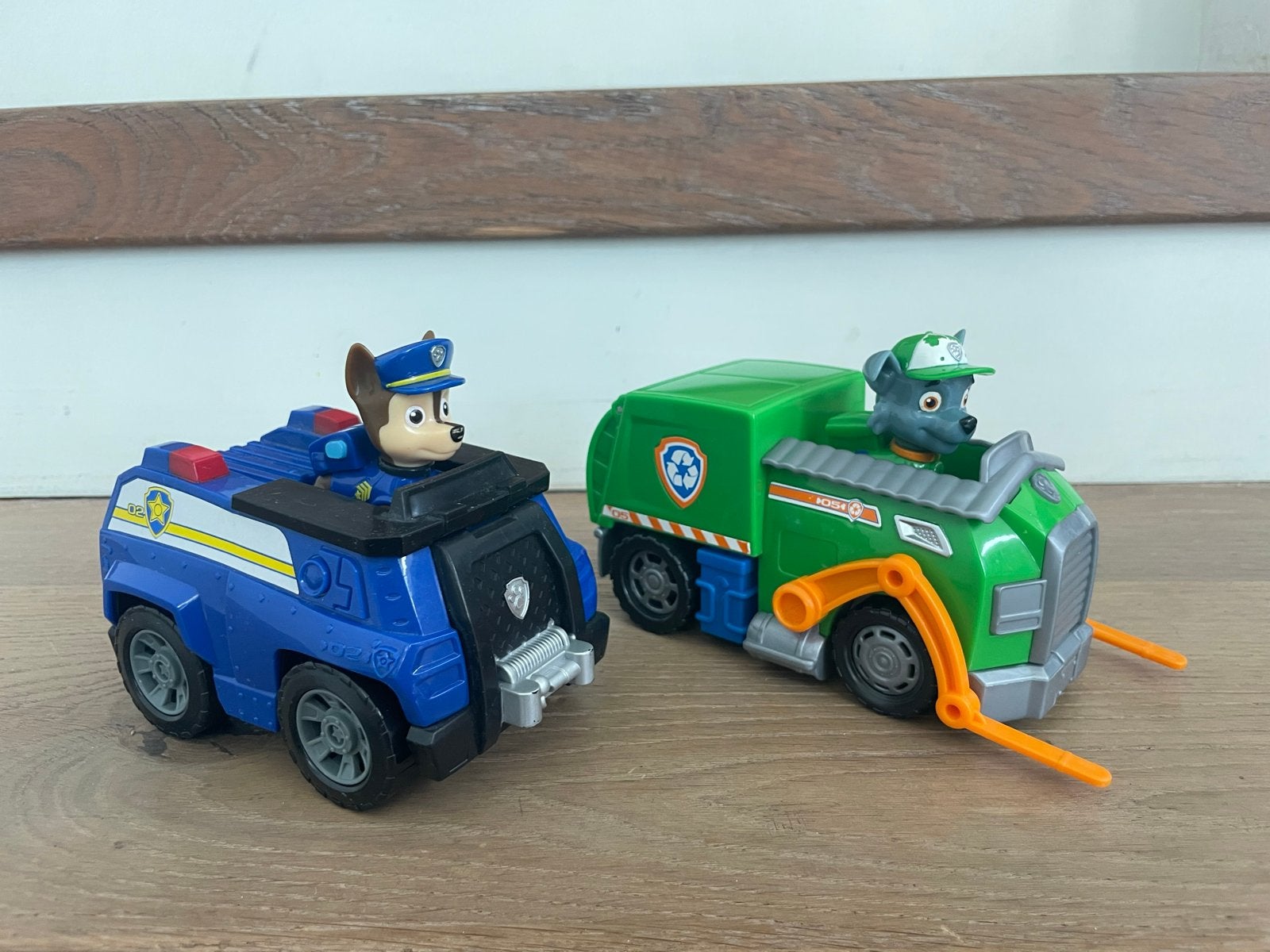Paw Patrol Rocky en Chase in auto's, Kinderen en Baby's, Speelgoed | Speelgoedvoertuigen, Ophalen of Verzenden, Gebruikt
