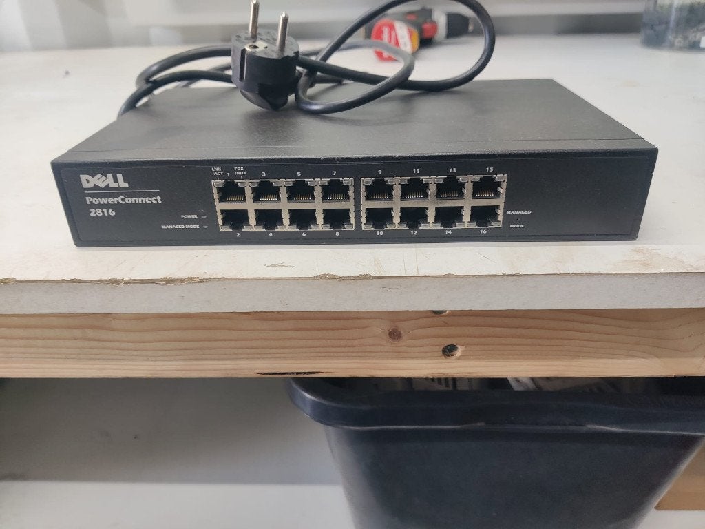 Dell Powerconnect 2816 Switch, Computers en Software, Netwerk switches, Ophalen of Verzenden, Zo goed als nieuw