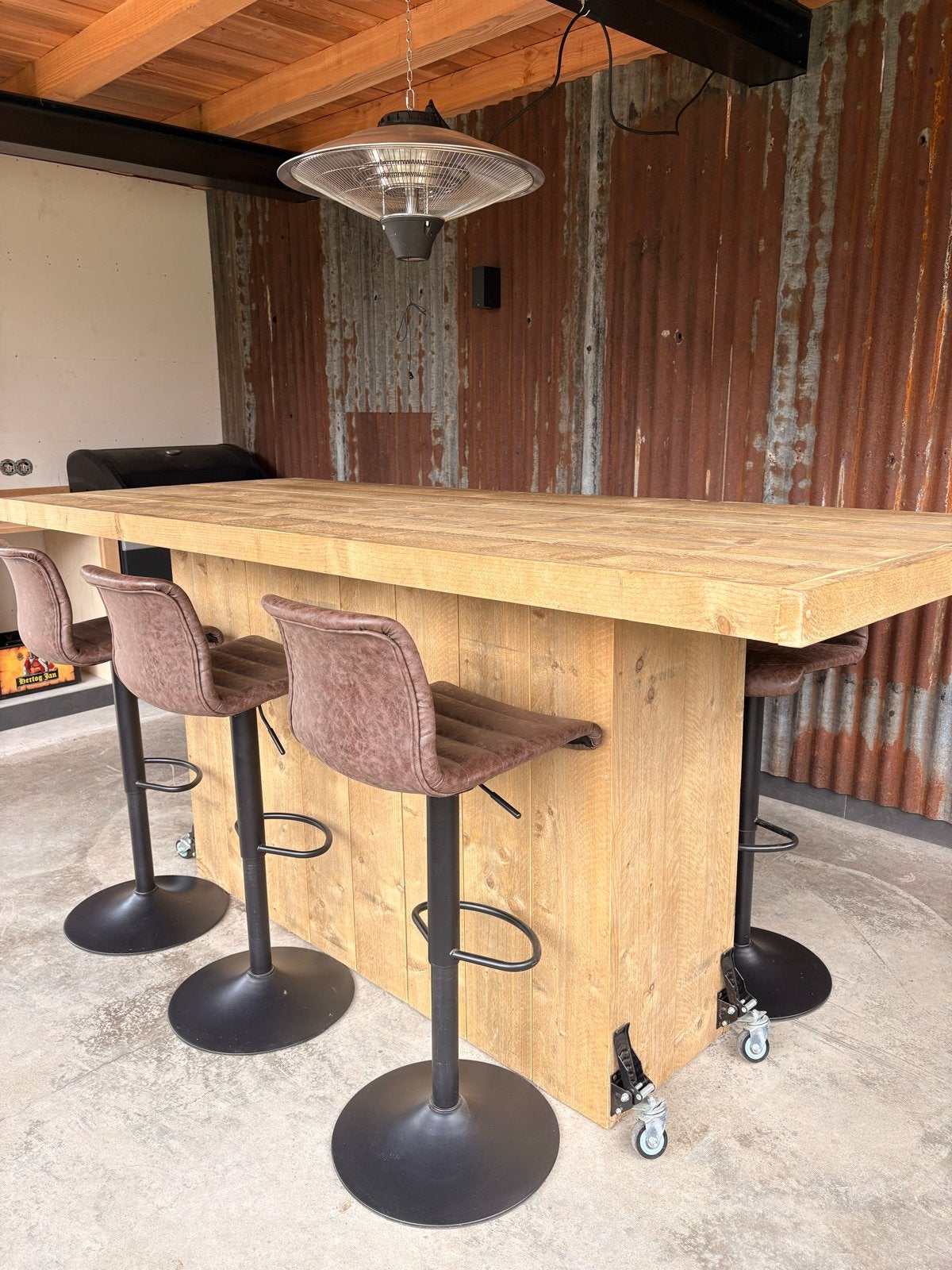 Robuuste houten bartafel met wielen en krukken, Ophalen, In hoogte verstelbaar, Gebruikt