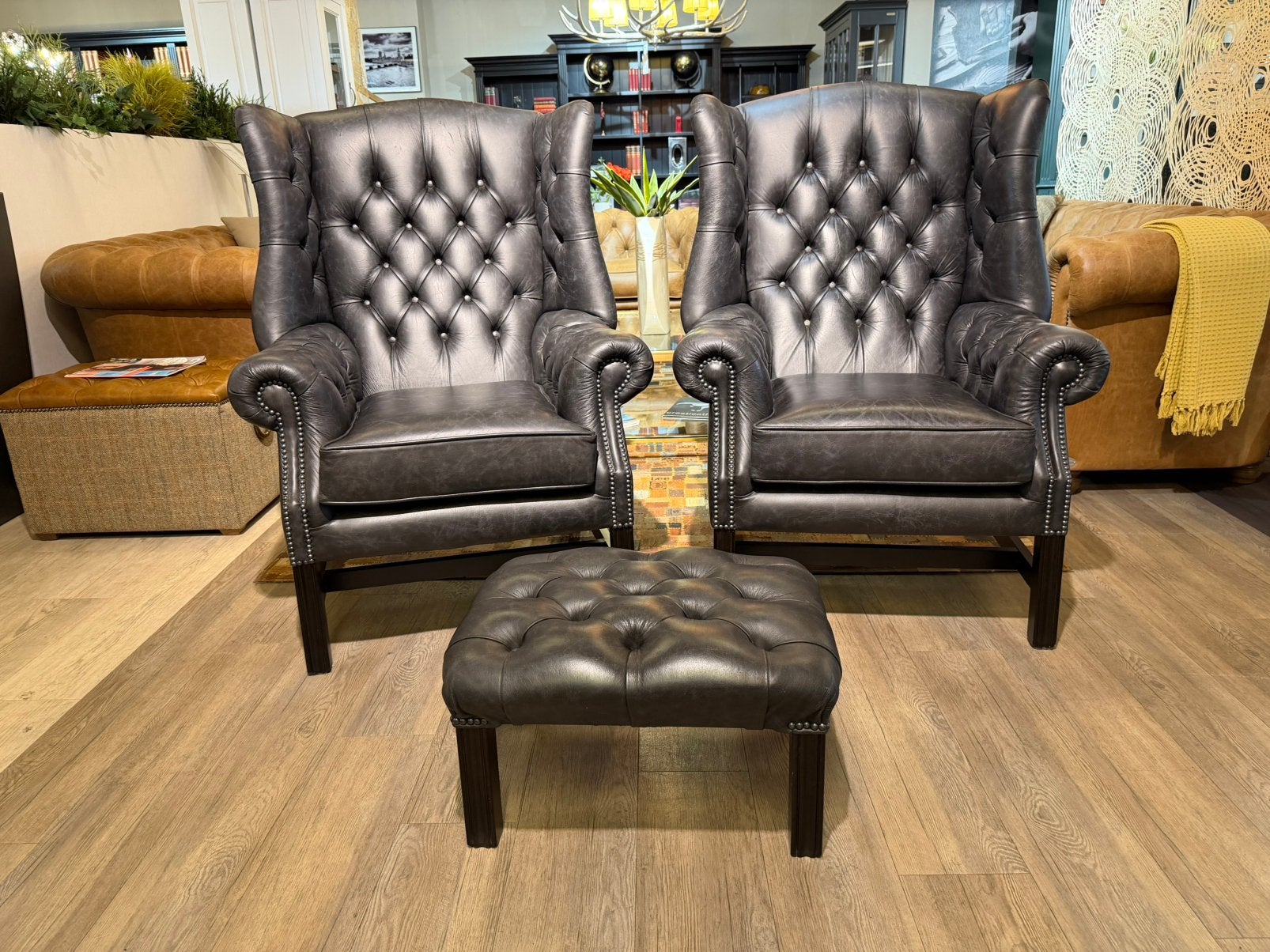 2x Engelse chesterfield oorfauteuils + hocker Vintage Zwart, Huis en Inrichting, Ophalen of Verzenden, Gebruikt, 75 tot 100 cm