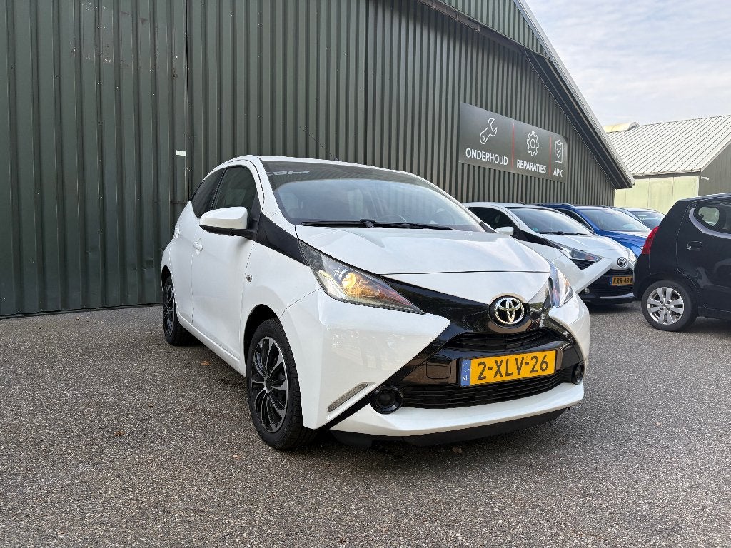 Toyota Aygo 5DRS | X-Play | Camera | Airco | Bluetooth, Voorwielaandrijving, Stof, Zwart, 4 stoelen