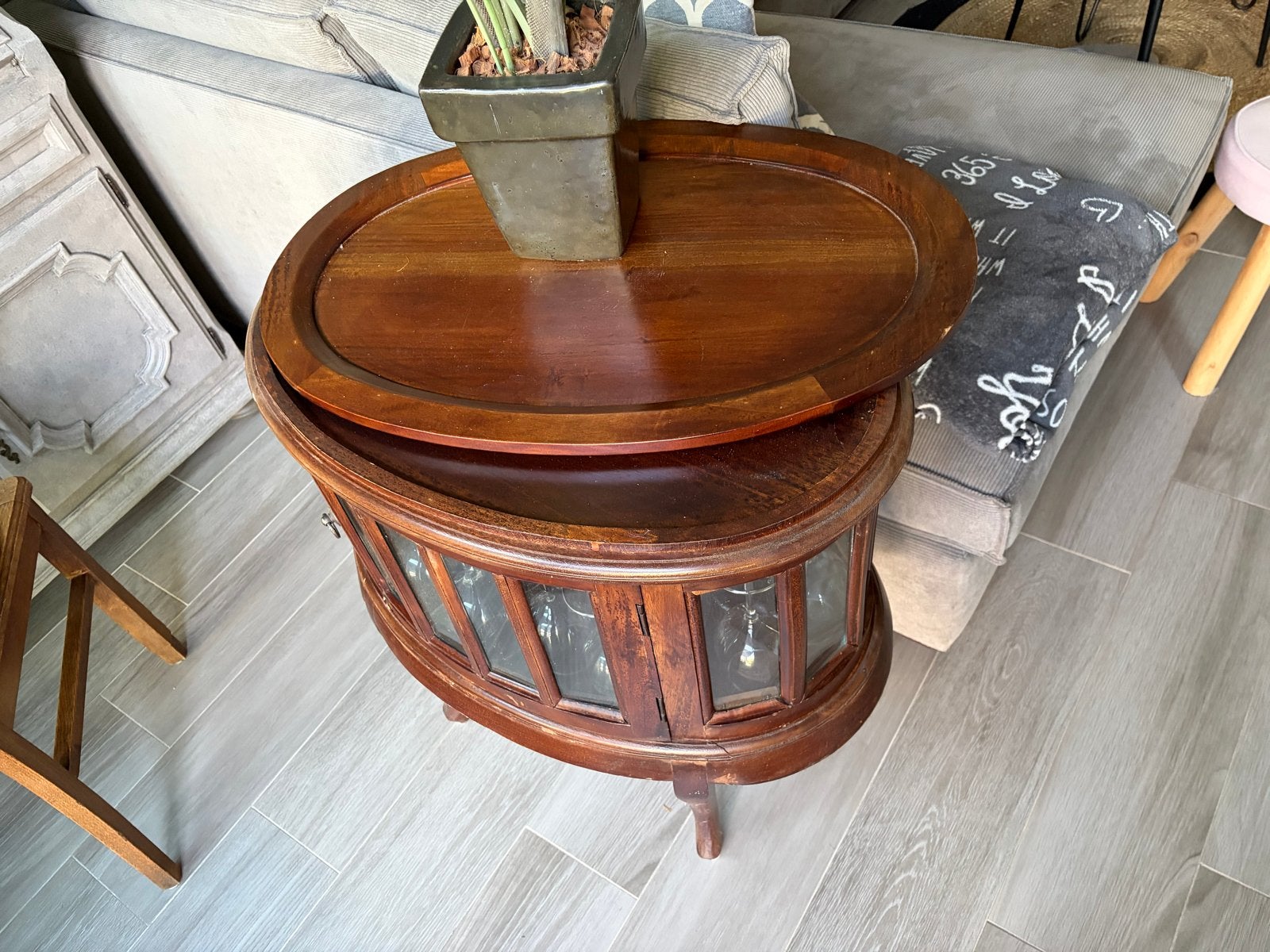 Antieke houten drankenkast met dienblad, Ophalen